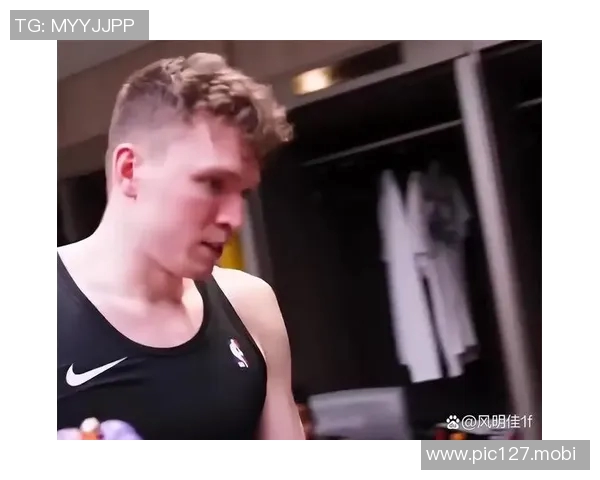 还是签名了😂华子调侃穿东契奇球衣球迷:我跟卢卡其实不太对付 还是签名了😂华子调侃穿东契奇球衣球迷:我跟卢卡其实不太对付